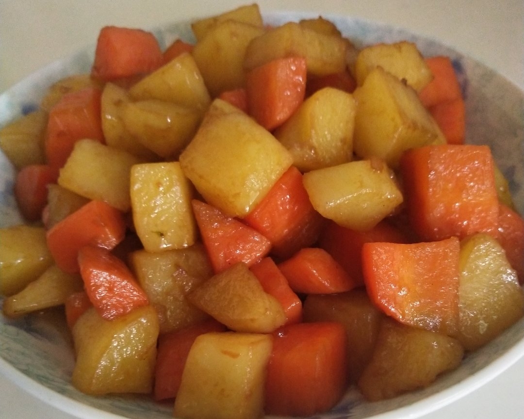 简单的土豆炒红萝卜