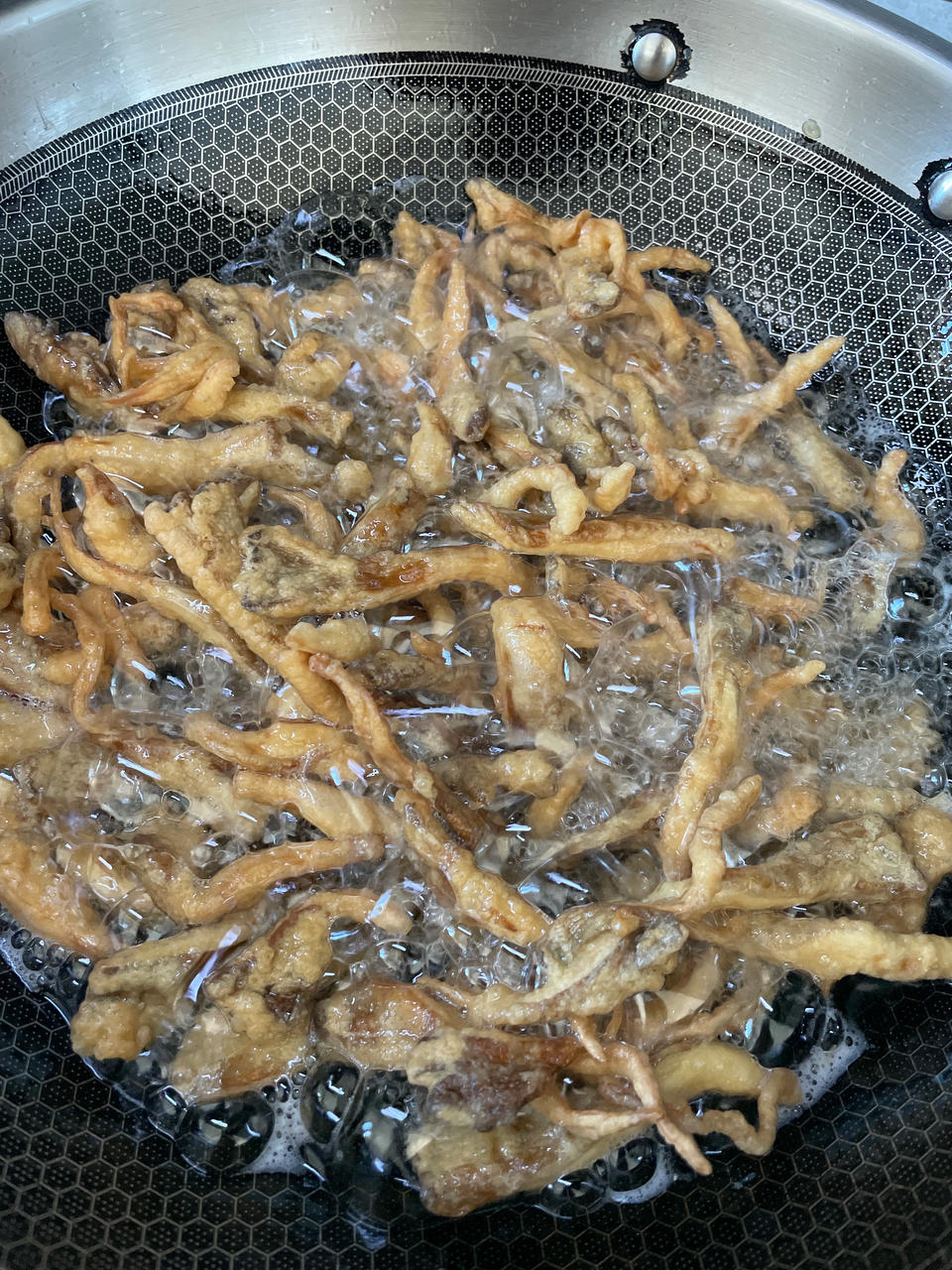 做椒盐蘑菇，直接挂面糊是不对的，大厨教你正确做法，香酥还脆