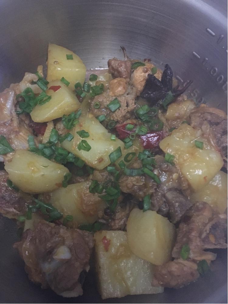 超级下饭的土豆烧排骨