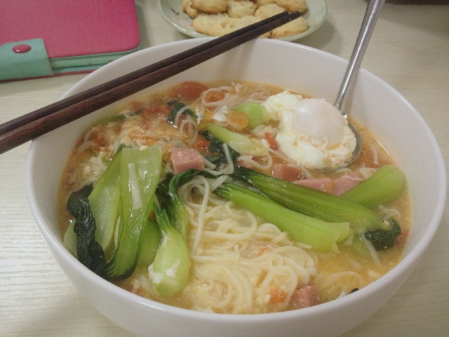 西红柿鸡蛋热汤面