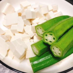 ❤秋葵豆腐汤～比某芙还丝滑🎀的做法 步骤1