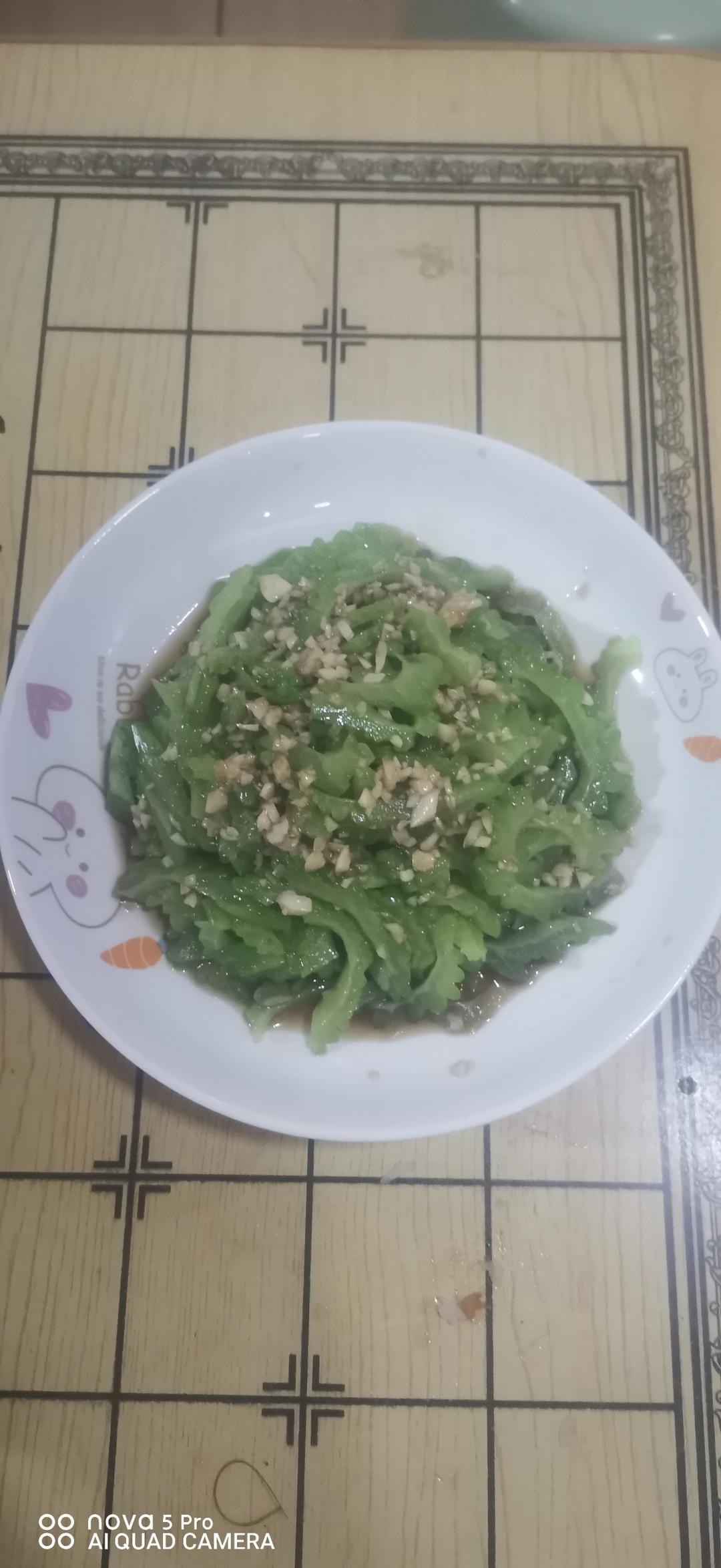 凉拌苦瓜(色碧、味脆)