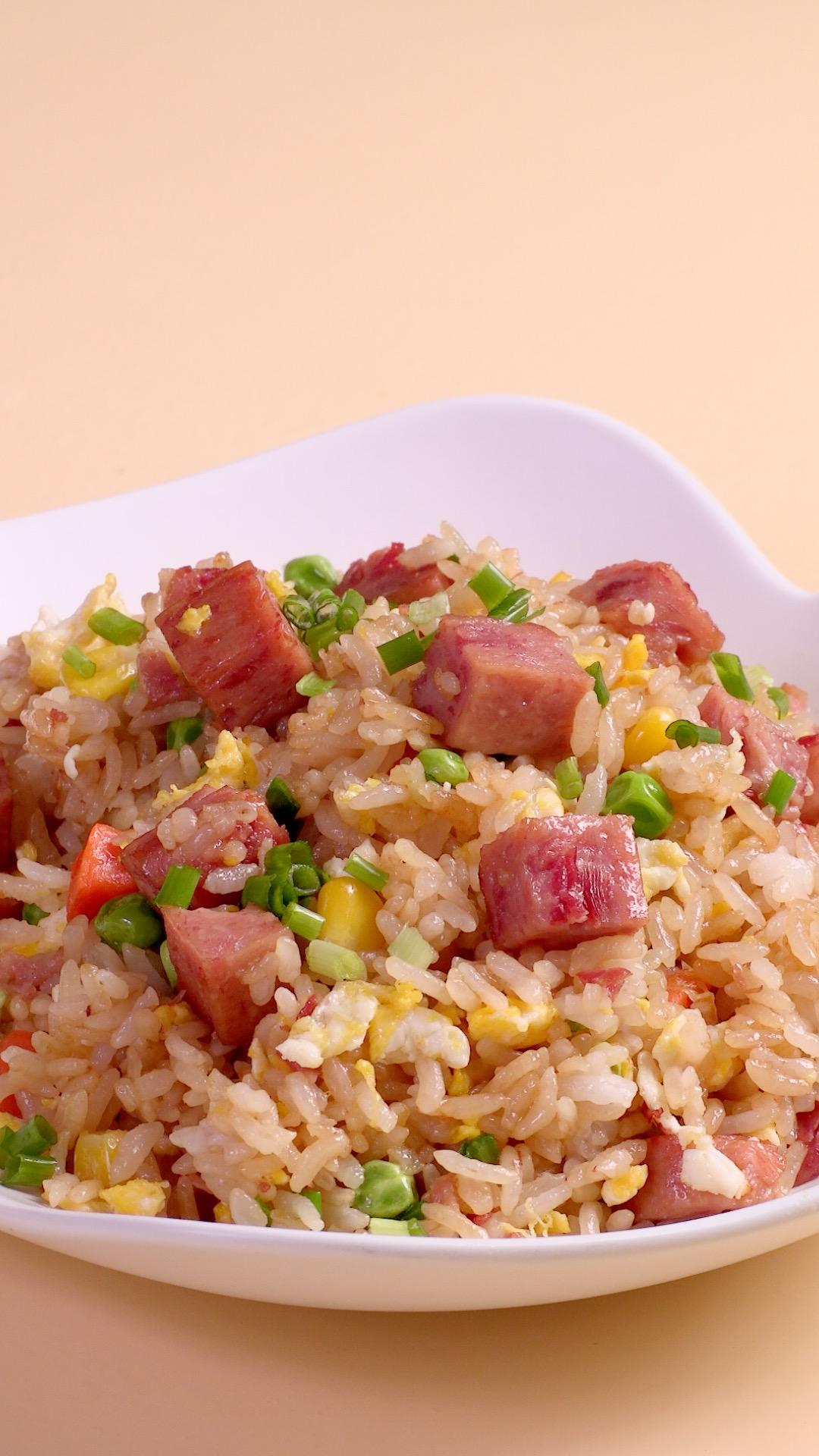 快手午餐肉炒饭