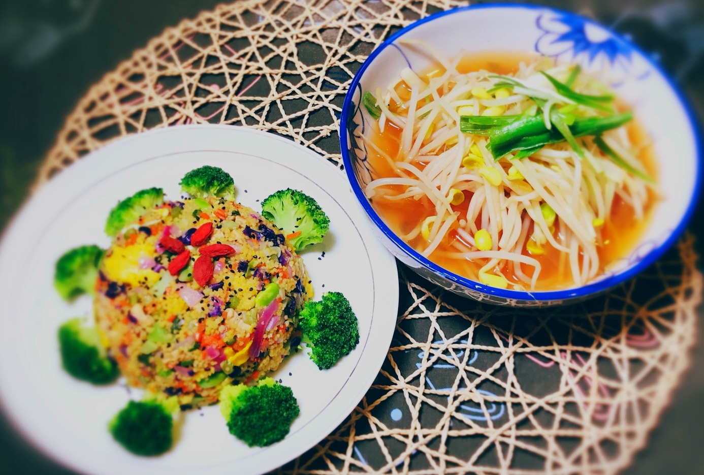 糖尿病人爱吃的杂粮新做法——炒小米饭，酸辣豆芽汤的做法