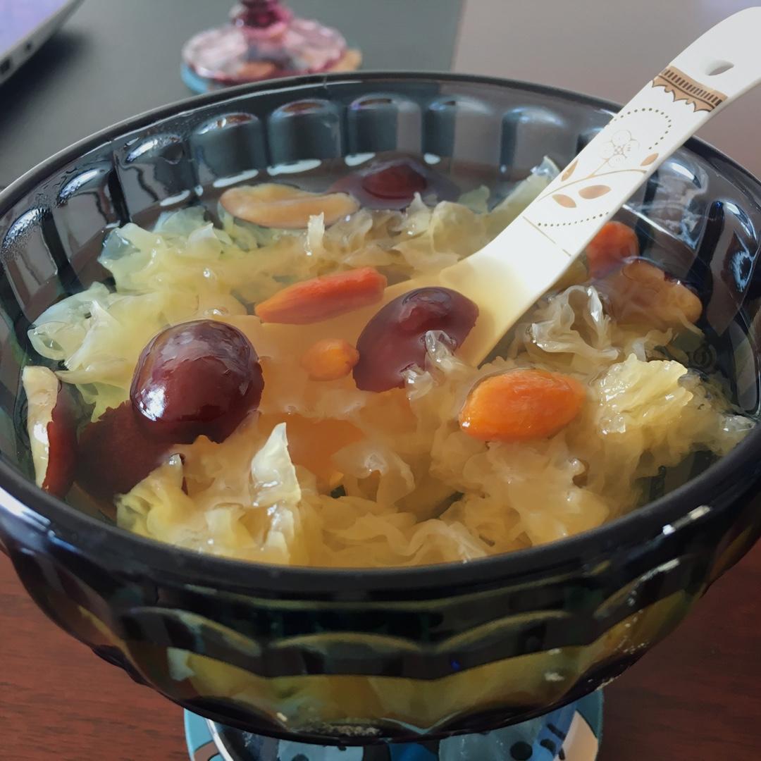 冰糖银耳红枣汤