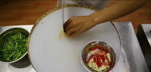 厨师长教你：“酸辣蒜苔”的做法，夏日开胃小吃的做法 步骤5