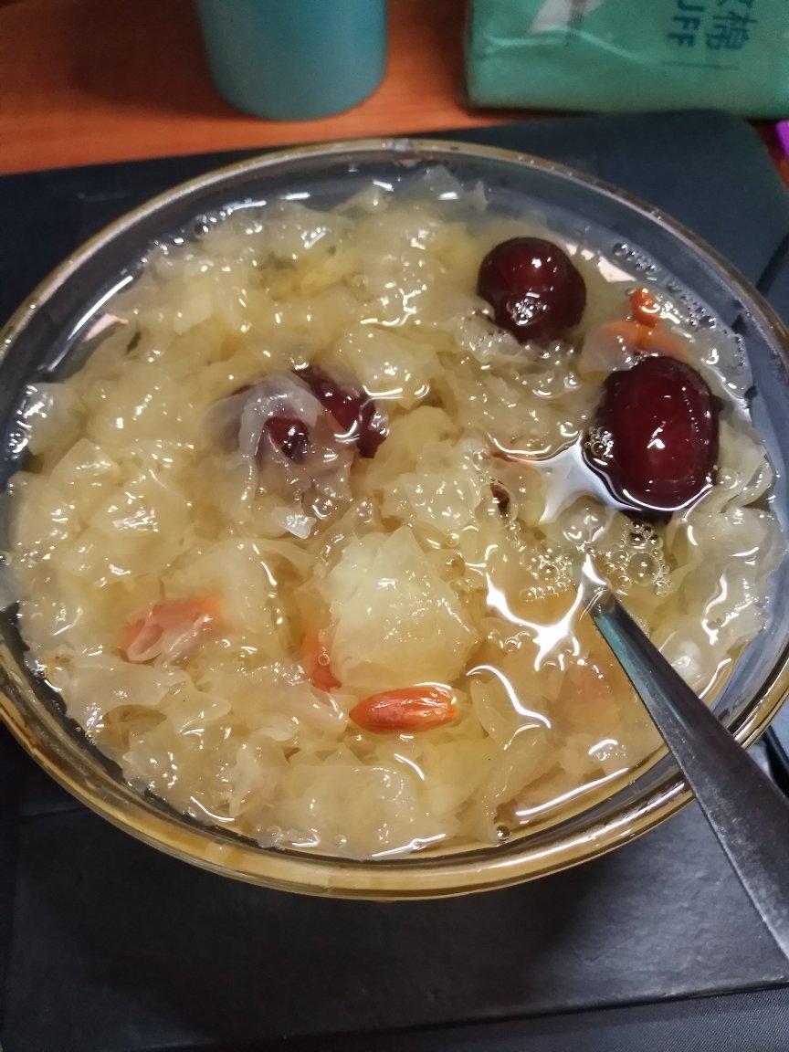minahsun做的冰糖银耳红枣汤