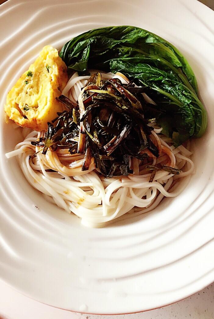 吃鱼的喵喵做的葱油拌面