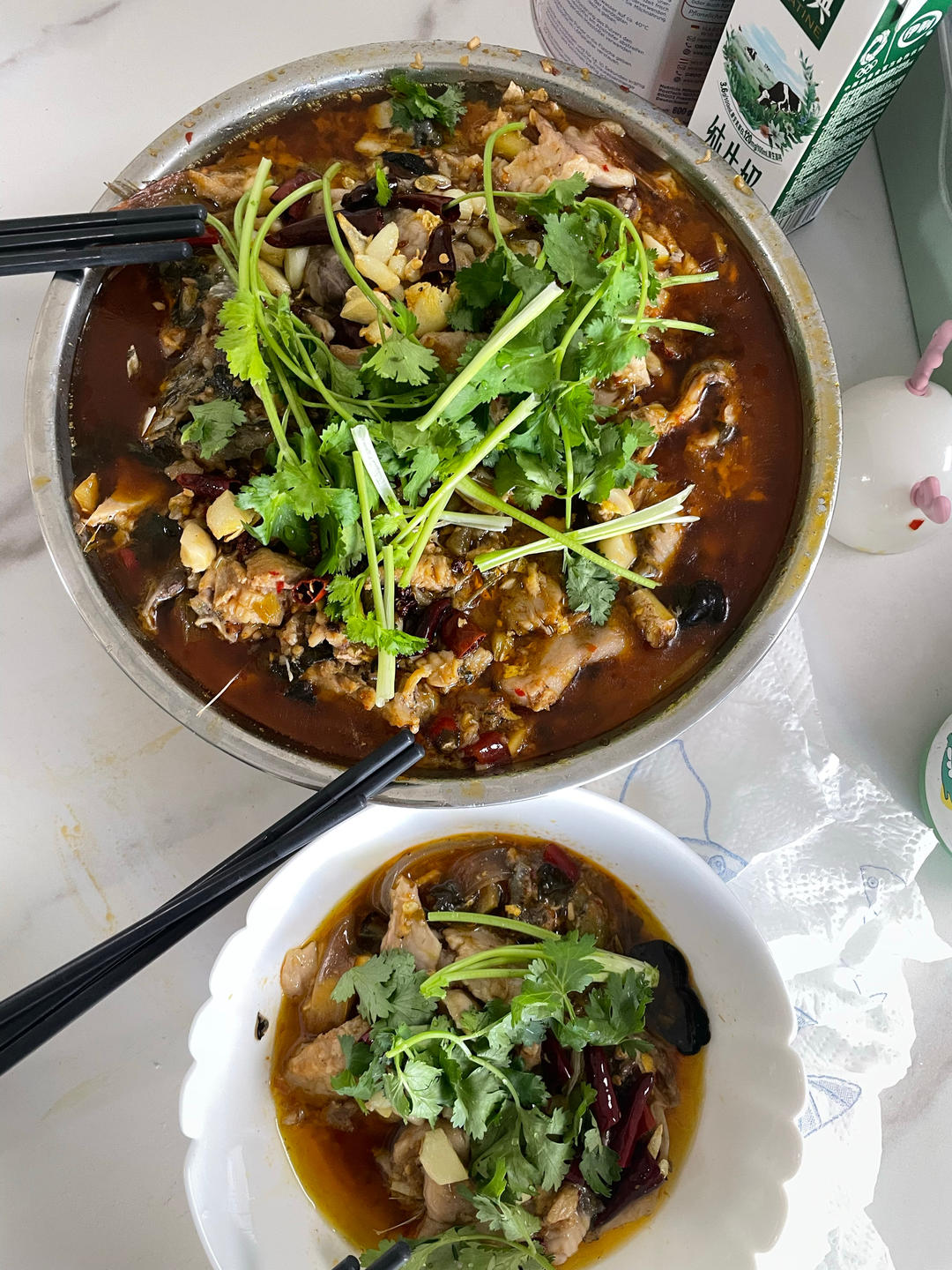 厨师长教你：川菜“酸菜水煮鱼”的家常做法，鱼片滑嫩，麻辣鲜香