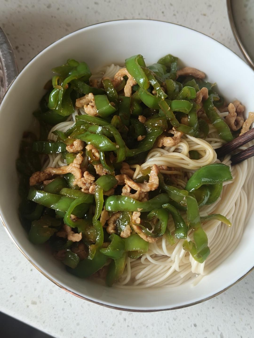 两个人一起炫饭啦！