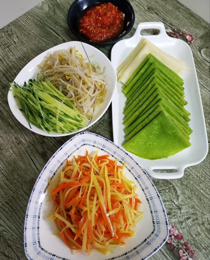 你家的芹菜叶还扔吗？（做法一：春饼）