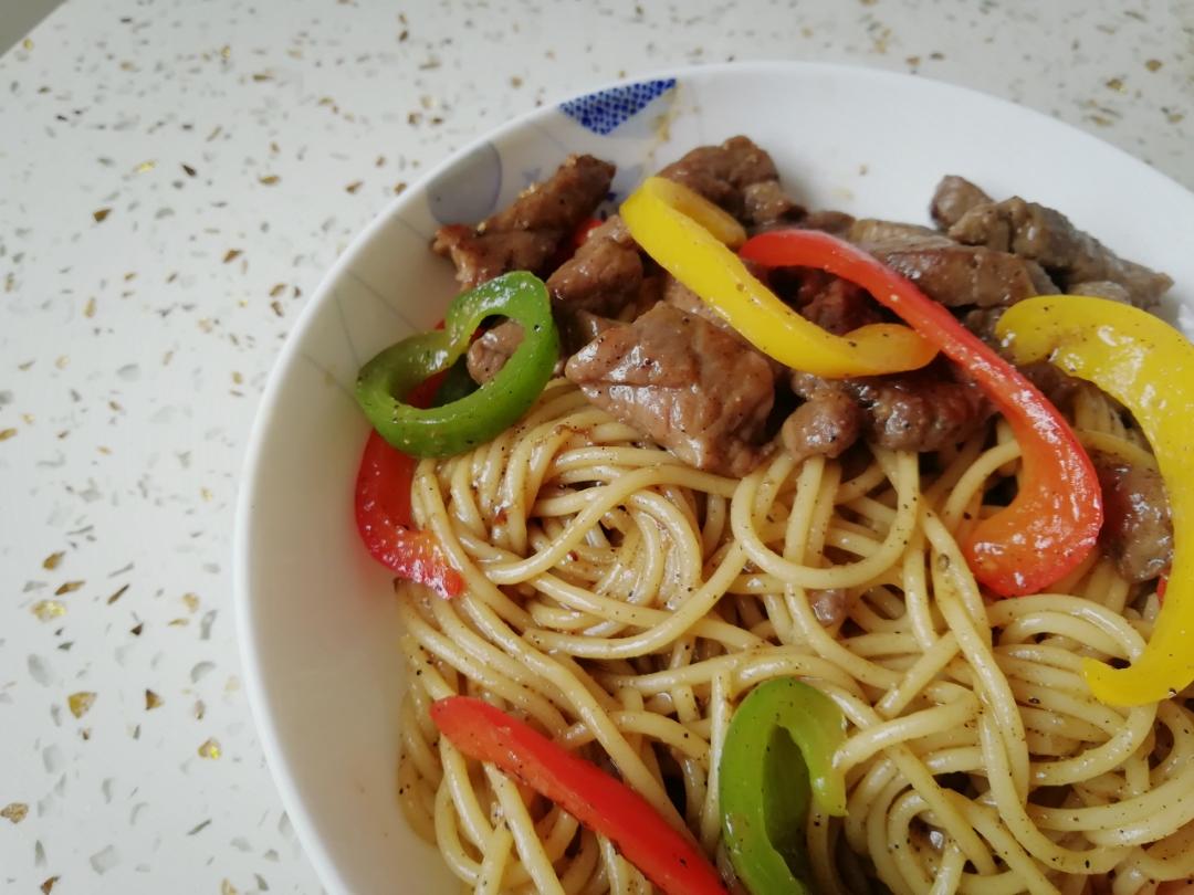 黑椒牛柳炒意面