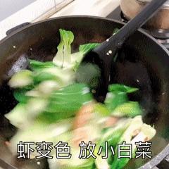 奶白鲜虾青菜汤的做法 步骤6