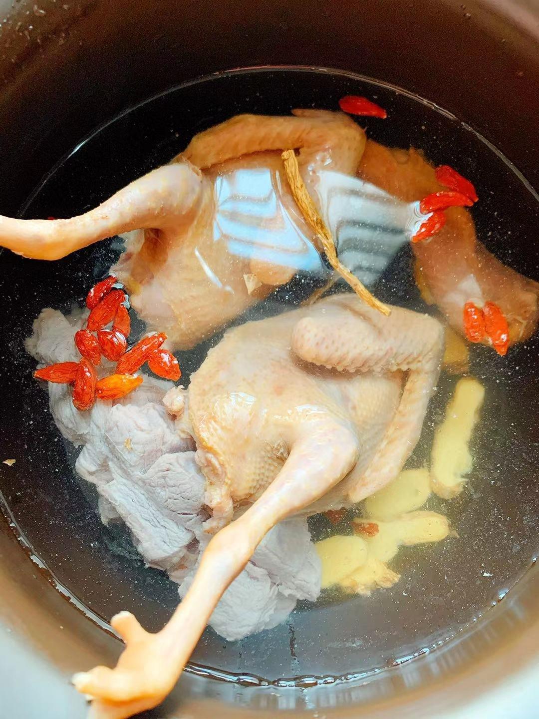 红枣枸杞乳鸽汤