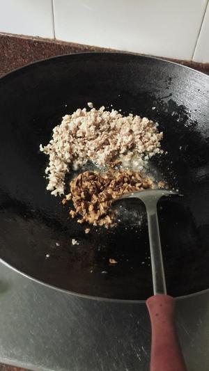 包菜香菇肉炒饭的做法 步骤4