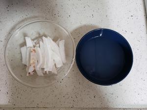 【清甜可口】椰子乌鸡汤的做法 步骤1