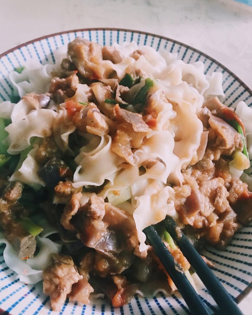 西红柿茄子肉丁打卤面