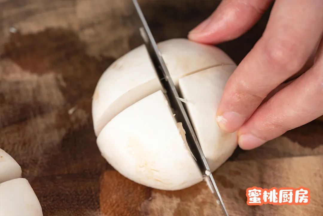 丝瓜炒口蘑，鲜甜无渣！的做法 步骤1