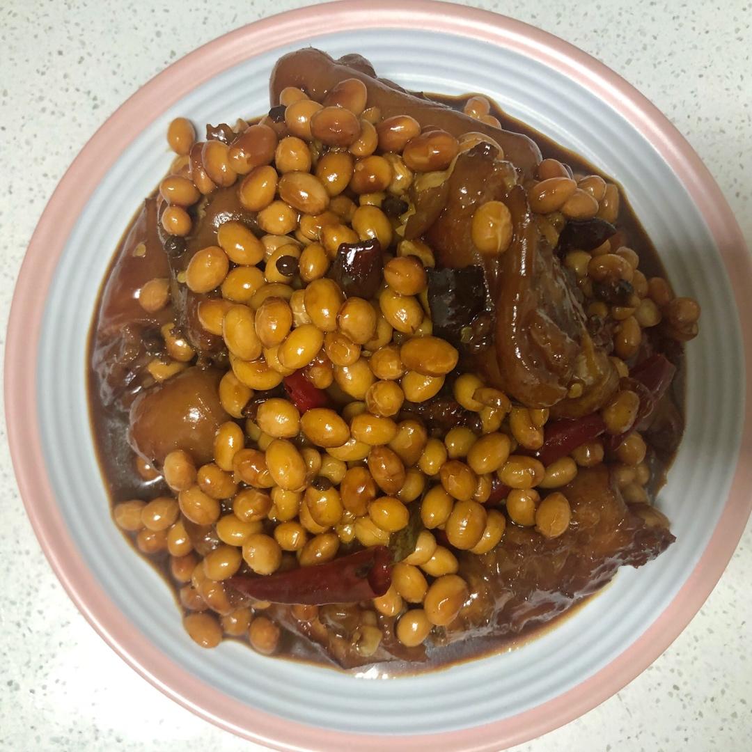 一夹就断的黄豆焖猪蹄