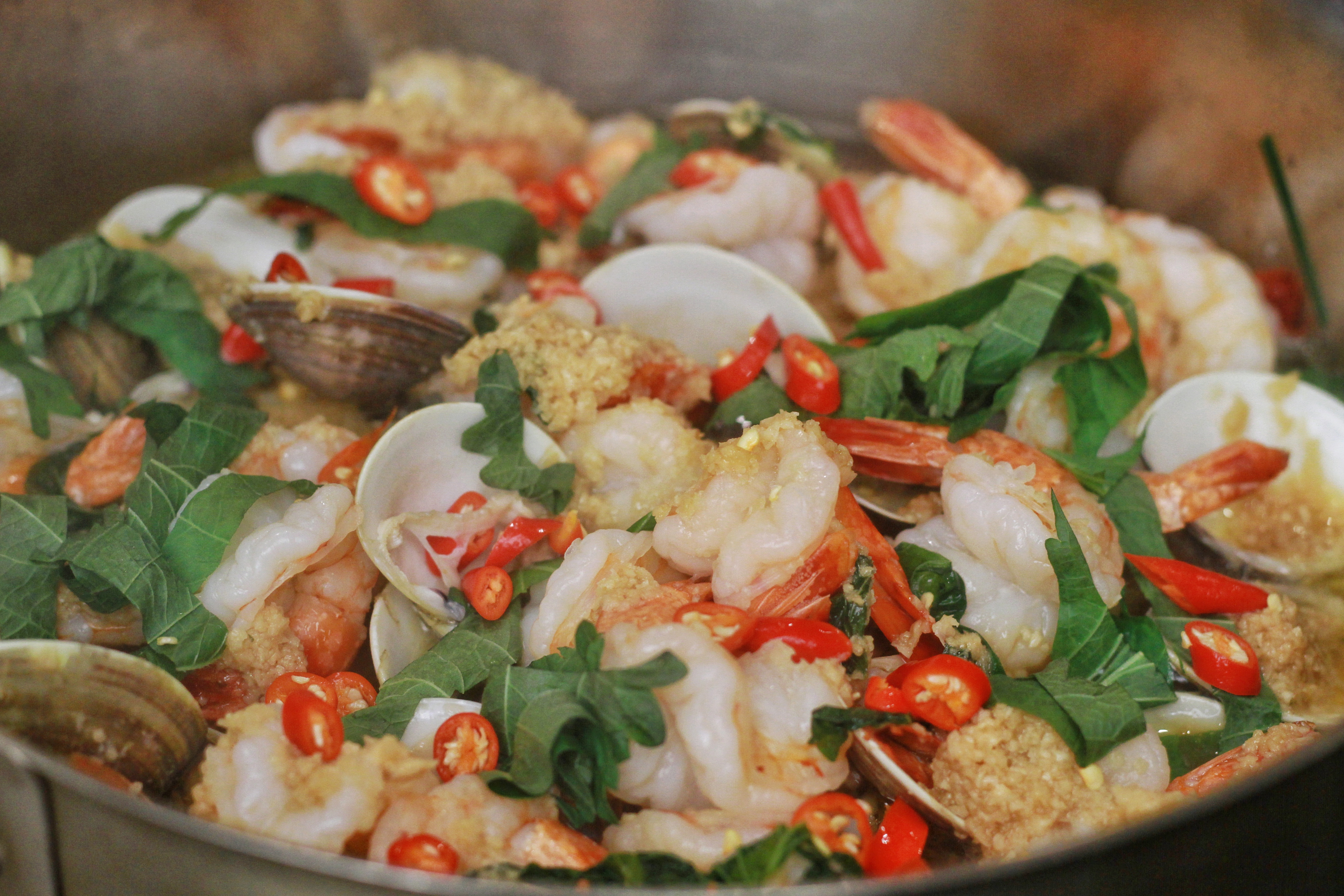粤式海鲜蒸菜（蛤蜊、老虎虾）的做法