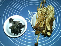 茶树菇丝瓜肉片汤的做法 步骤1