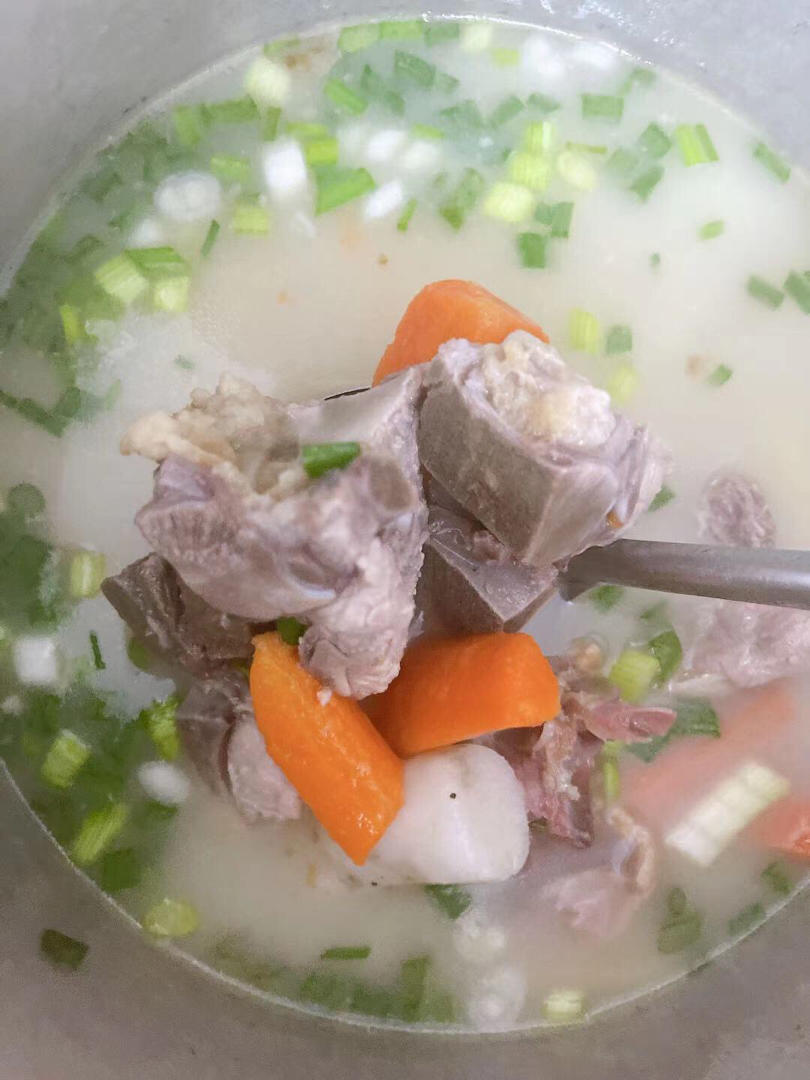 胡萝卜玉米龙骨汤