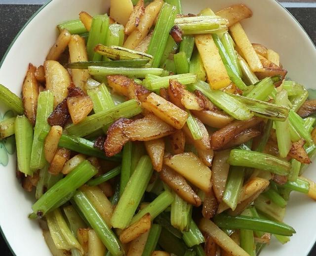 土豆炒芹菜的做法