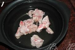 猪骨黄豆苦瓜汤的做法 步骤1