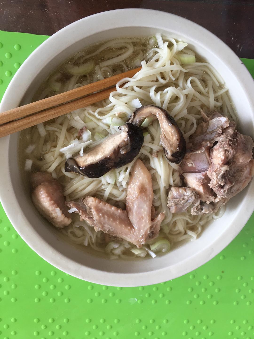 炖鸡块及鸡汤拌面的做法