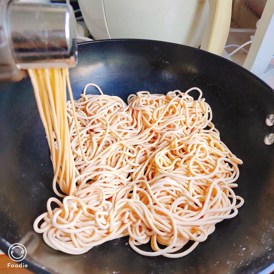 自制纯天然蔬菜汁彩色面条