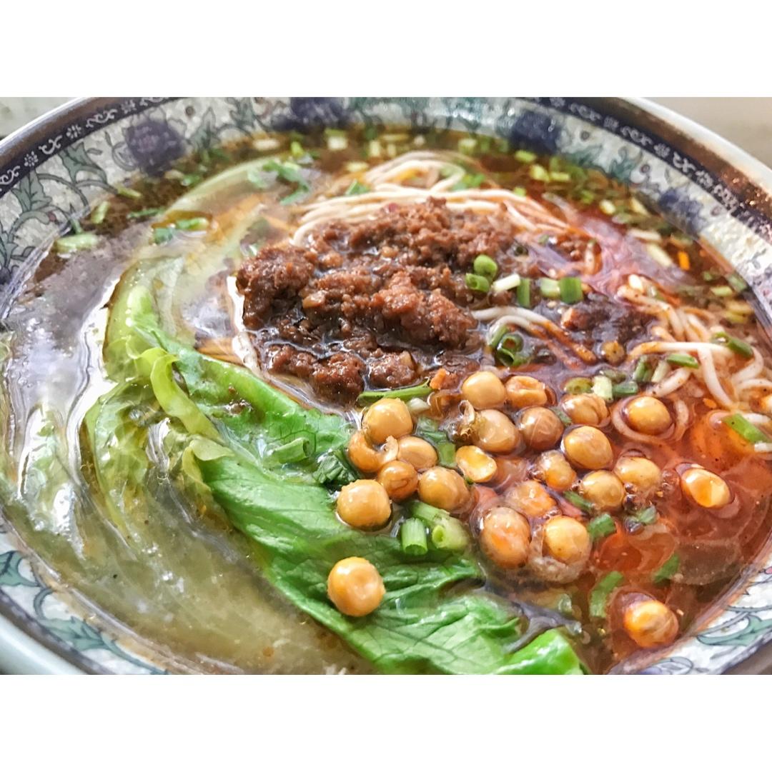 坐在一起吃好多顿早餐。