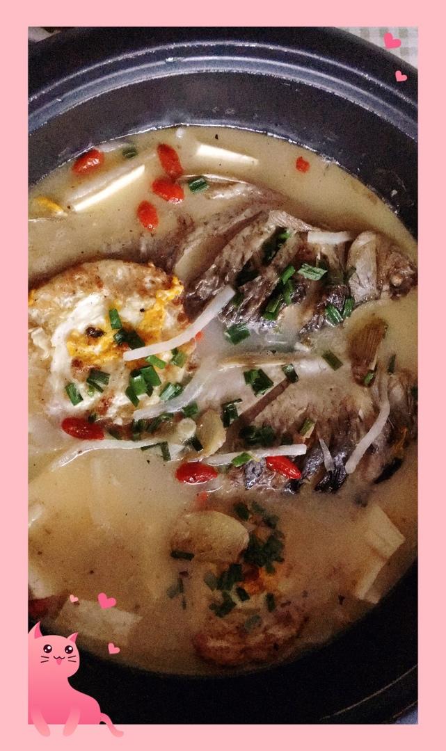 白萝卜丝荷包蛋鲫鱼汤