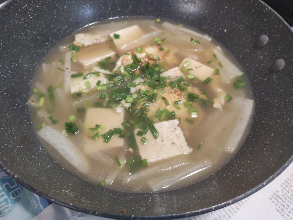 适合宝宝秋天喝的汤·煎蛋白萝卜汤