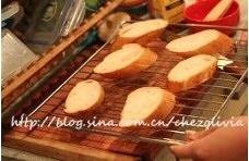 Bruschetta蒜末烤面包的做法 步骤3