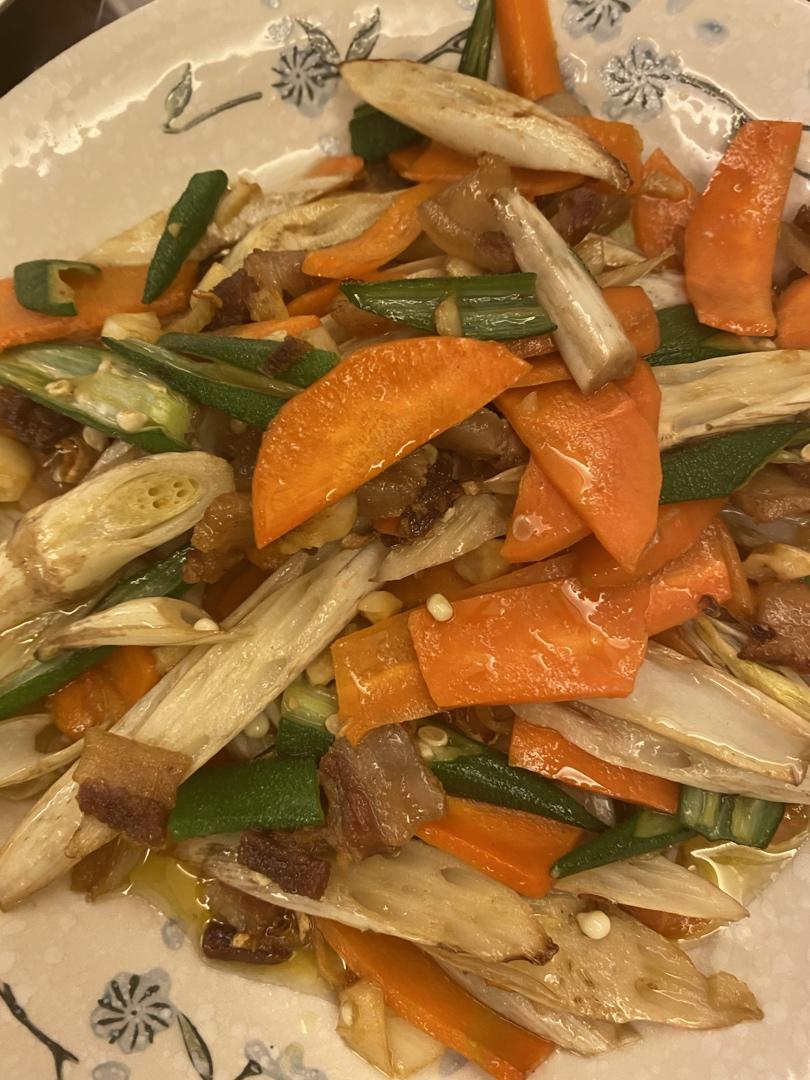 回锅肉炒藕尖(藕尖含铁量是菠菜的二十多倍)