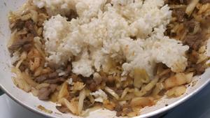 酸白菜牛肉炒米饭的做法 步骤6