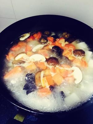 暖冬番茄香菇萝卜汤的做法 步骤6