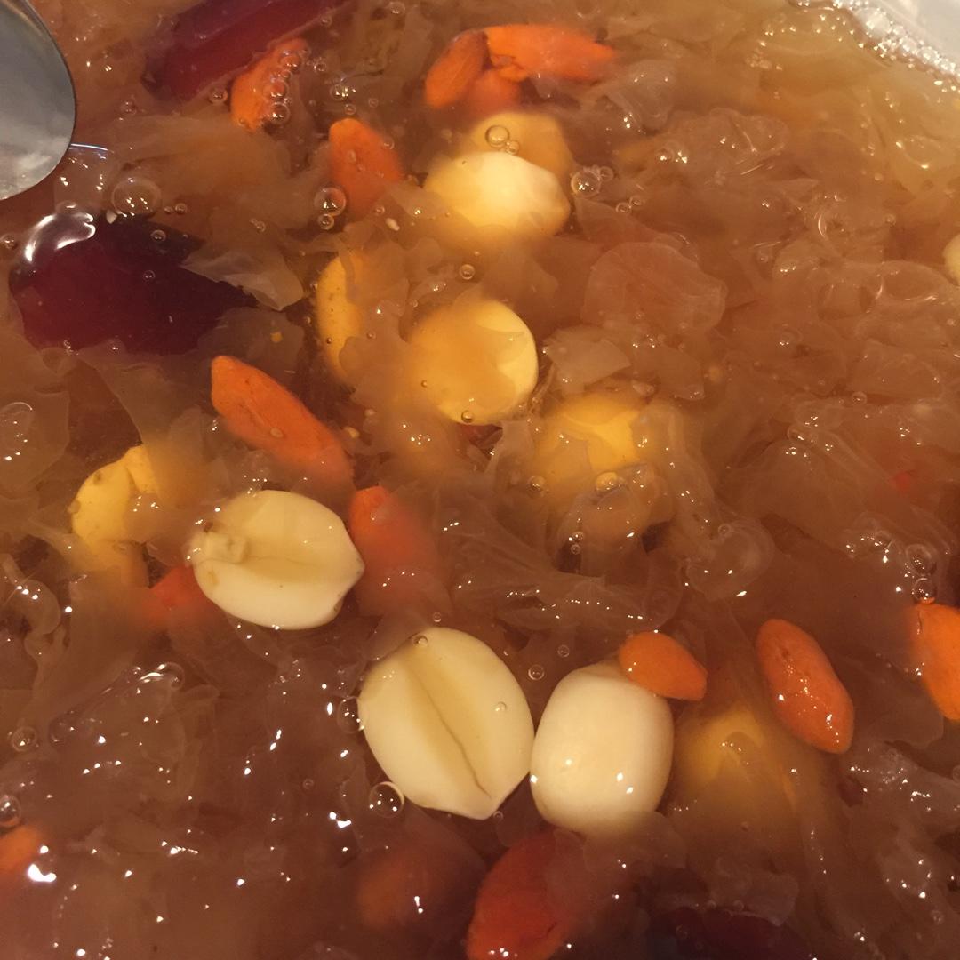 红枣银耳莲子羹