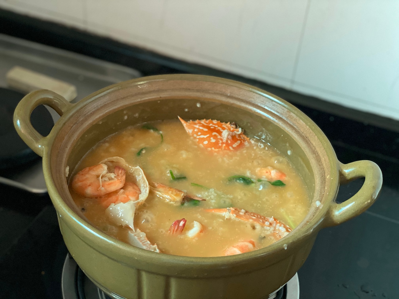 鲜美砂锅虾蟹粥的做法