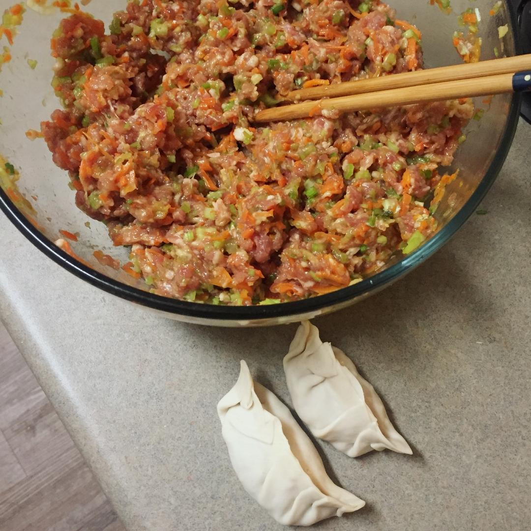 芹菜胡萝卜猪肉水饺