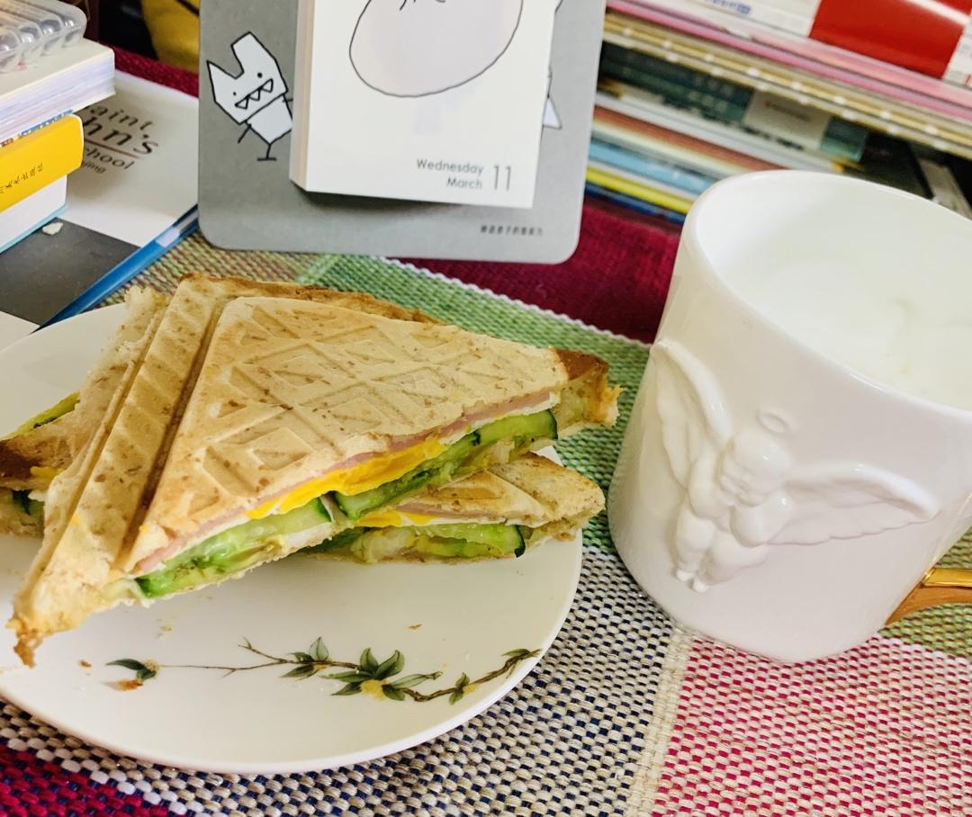 巨简单的Bruno轻食机早餐：烘烤三明治