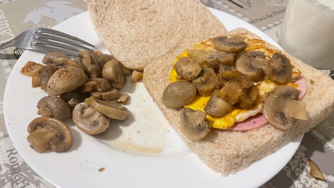 香煎蘑菇鸡蛋火腿三明治