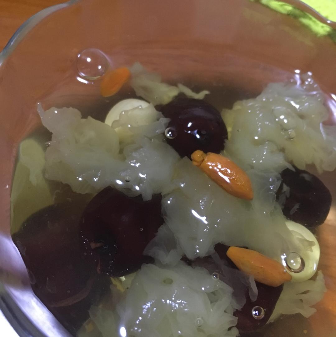 冰糖银耳红枣汤