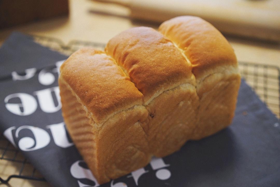 浓香淡奶油吐司强烈推荐！爱长个儿的软胖子，看它在烤箱里疯长心理极度舒适