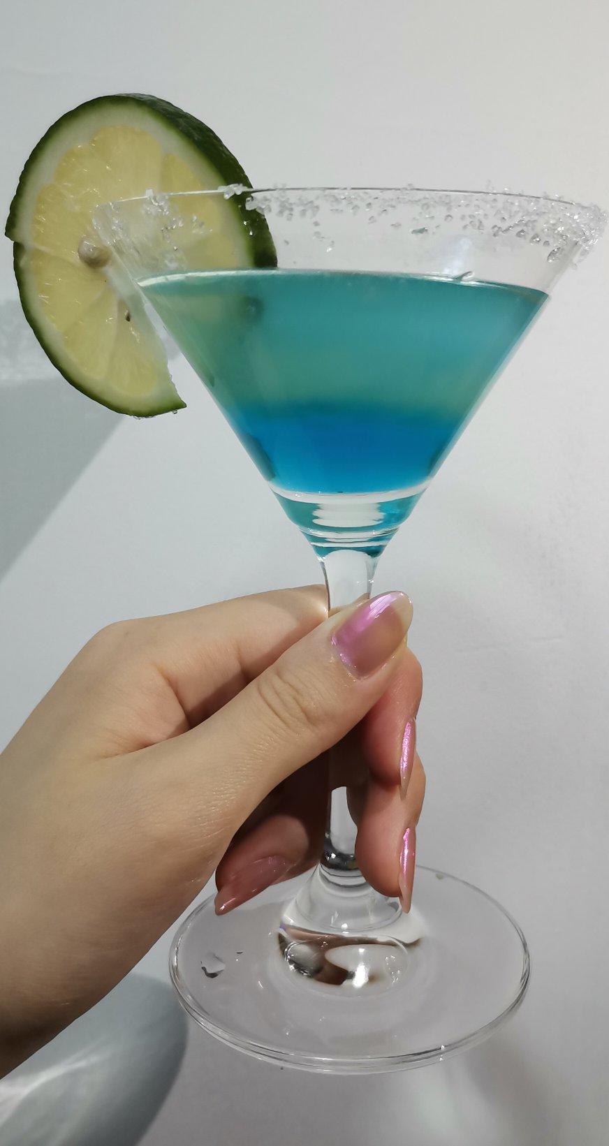 鹘鸼做的蓝色夏威夷鸡尾酒 blue hawii