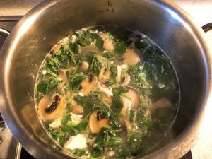 翡翠虾仁荠菜豆腐羹的做法 步骤4