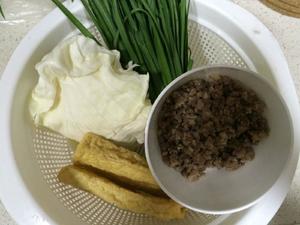 《昨日的美食》之油豆腐、韭菜、高丽菜、猪绞肉的味噌热炒的做法 步骤2