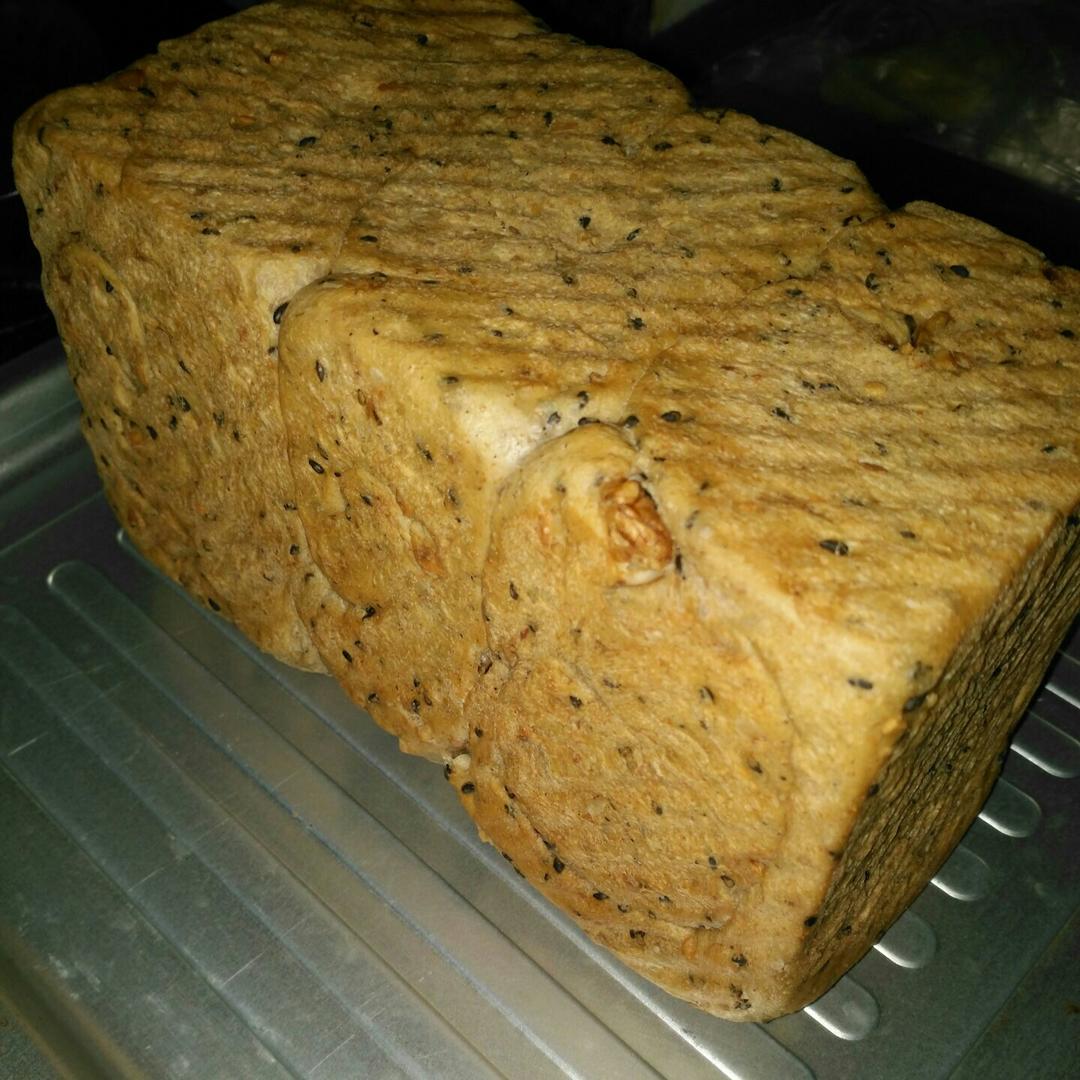 全麦黑芝麻核桃吐司