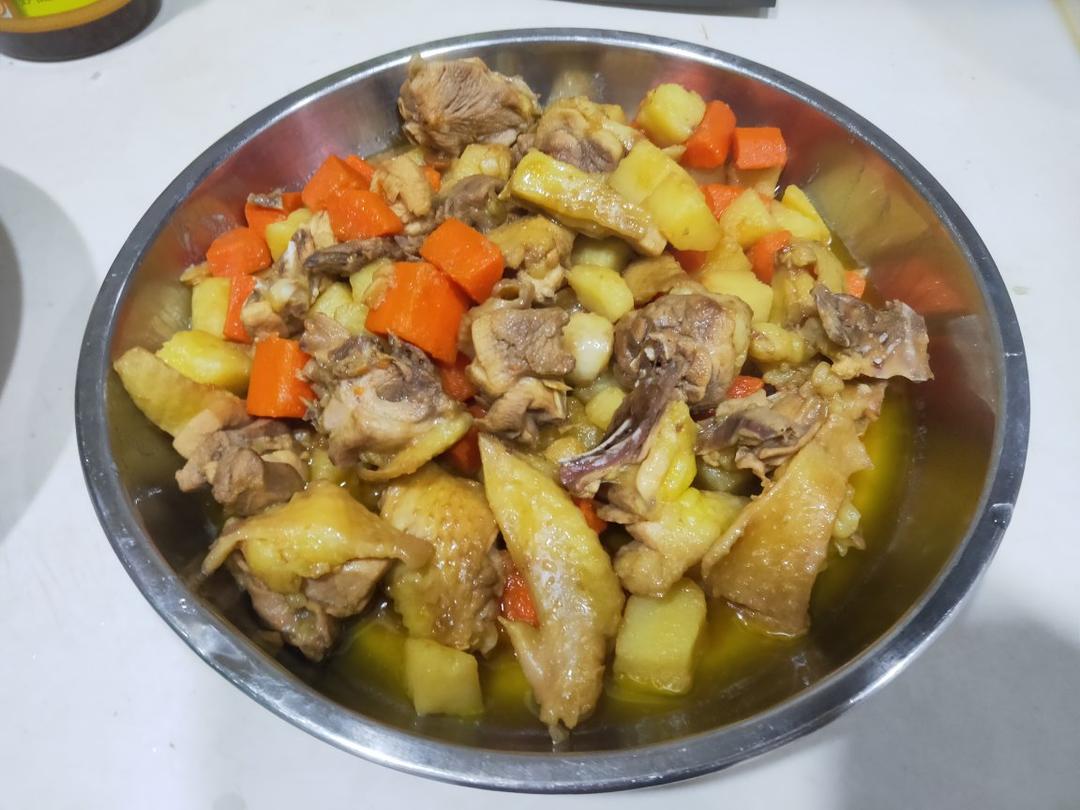 土豆胡萝卜炖鸡块