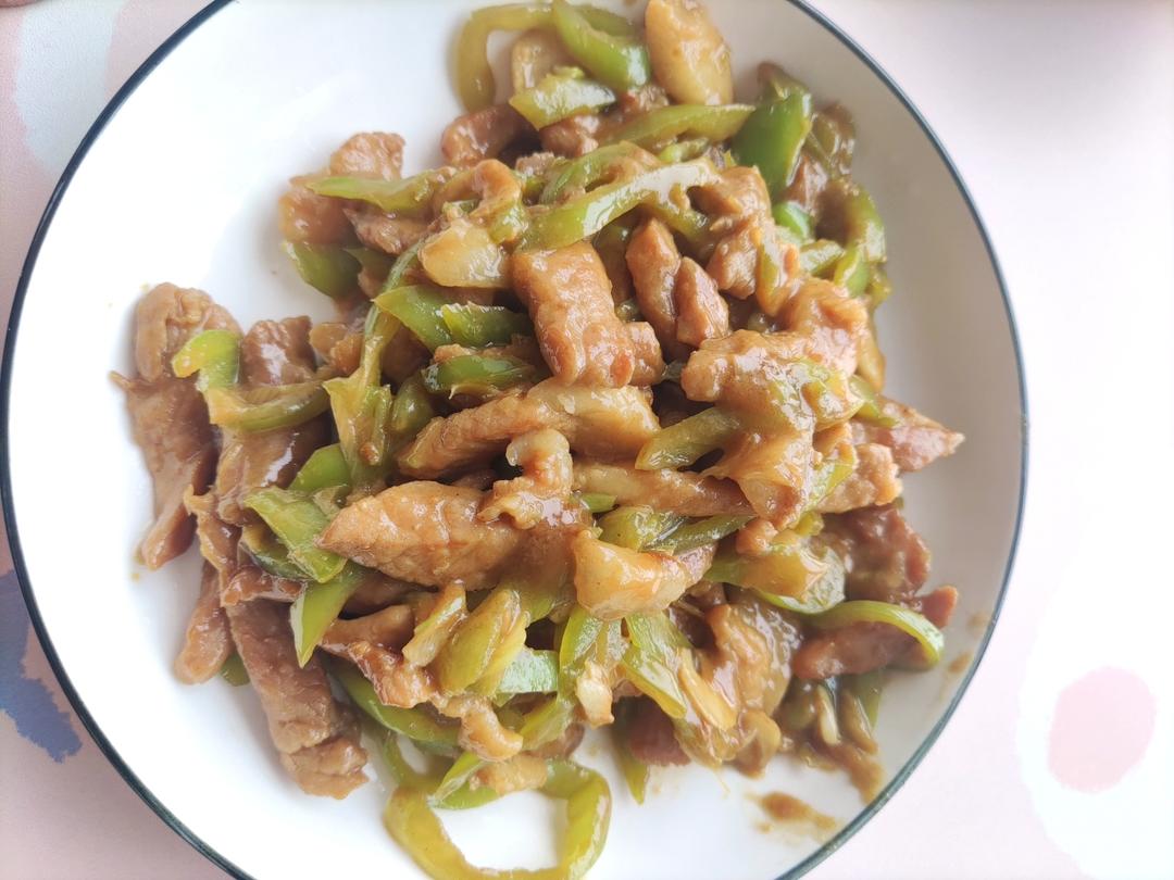 经典的家常菜，青椒炒肉丝，简单的食材也能做出如此美味